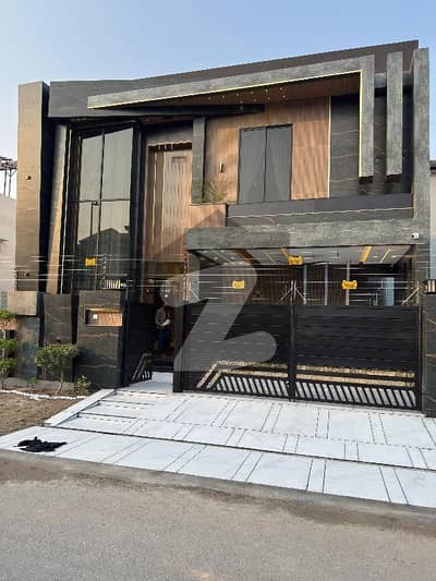 10 Marla Fully Ultra Modern And Luxurious House For Sale Royal Orchard, Multan  Discover The Perfect Blend Of Modern Living And Serene Surroundings With This Beautifully Designed 10 Marla House Located On  Near To Park
