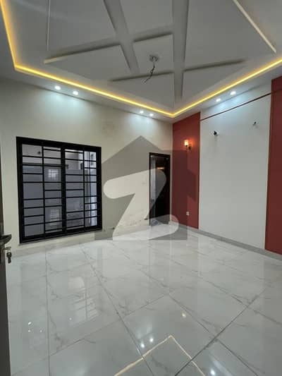 خیابانِ امین لاہور میں 3 کمروں کا 5 مرلہ مکان 1.6 کروڑ میں برائے فروخت۔