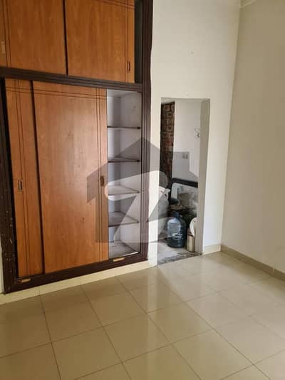 نواب ٹاؤن لاہور میں 3 کمروں کا 5 مرلہ بالائی پورشن 40.0 ہزار میں کرایہ پر دستیاب ہے۔