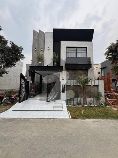 ڈی ایچ اے 9 ٹاؤن ڈیفنس (ڈی ایچ اے),لاہور میں 3 کمروں کا 5 مرلہ مکان 2.3 کروڑ میں برائے فروخت۔