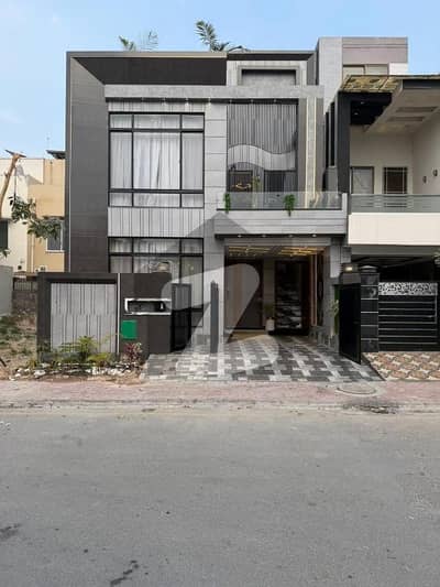 ڈی ایچ اے 9 ٹاؤن - بلاک ای ڈی ایچ اے 9 ٹاؤن,ڈی ایچ اے ڈیفینس,لاہور میں 3 کمروں کا 5 مرلہ مکان 2.3 کروڑ میں برائے فروخت۔