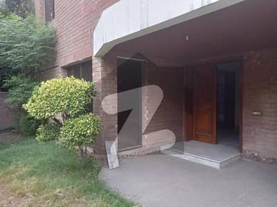 گلبرگ 4 گلبرگ,لاہور میں 4 کمروں کا 13 مرلہ مکان 8.75 کروڑ میں برائے فروخت۔