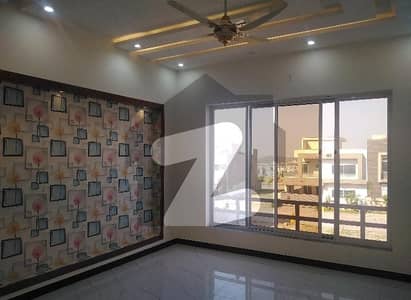 بحریہ ٹاؤن فیز 8 ۔ رفیع بلاک بحریہ ٹاؤن فیز 8,بحریہ ٹاؤن راولپنڈی,راولپنڈی میں 5 کمروں کا 5 مرلہ مکان 2.6 کروڑ میں برائے فروخت۔