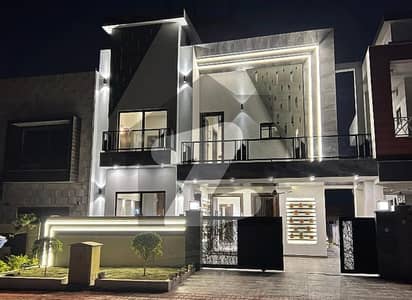 بحریہ ٹاؤن فیز 8 ۔ بلاک ای بحریہ ٹاؤن فیز 8,بحریہ ٹاؤن راولپنڈی,راولپنڈی میں 6 کمروں کا 12 مرلہ مکان 5.7 کروڑ میں برائے فروخت۔