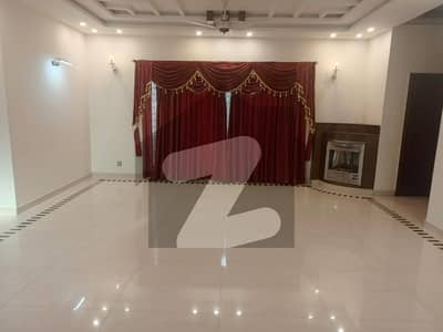 جوہر ٹاؤن لاہور میں 5 کمروں کا 1 کنال مکان 3.95 لاکھ میں کرایہ پر دستیاب ہے۔