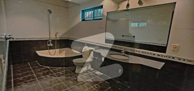 ڈی ایچ اے فیز 3 ڈیفنس (ڈی ایچ اے),لاہور میں 5 کمروں کا 1 کنال مکان 4.0 لاکھ میں کرایہ پر دستیاب ہے۔