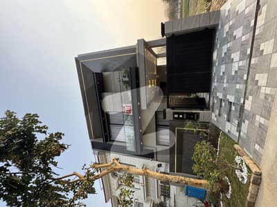 ڈی ایچ اے 9 ٹاؤن ڈیفنس (ڈی ایچ اے),لاہور میں 3 کمروں کا 5 مرلہ مکان 2.35 کروڑ میں برائے فروخت۔