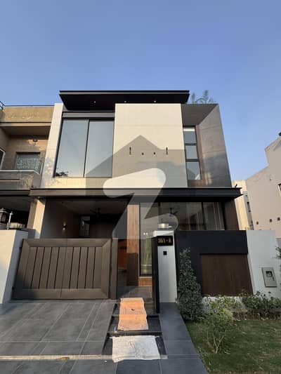 ڈی ایچ اے 9 ٹاؤن ڈیفنس (ڈی ایچ اے),لاہور میں 3 کمروں کا 5 مرلہ مکان 2.35 کروڑ میں برائے فروخت۔