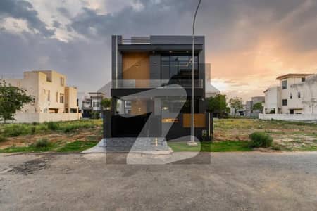 ڈی ایچ اے 9 ٹاؤن ڈیفنس (ڈی ایچ اے),لاہور میں 3 کمروں کا 5 مرلہ مکان 2.85 کروڑ میں برائے فروخت۔