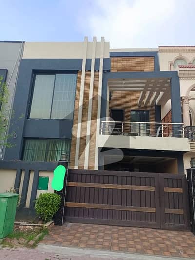 بحریہ ٹاؤن سیکٹر سی بحریہ ٹاؤن,لاہور میں 3 کمروں کا 5 مرلہ مکان 75.0 ہزار میں کرایہ پر دستیاب ہے۔