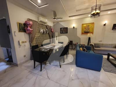 ڈی ایچ اے فیز 6 ڈیفنس (ڈی ایچ اے),لاہور میں 4 کمروں کا 10 مرلہ مکان 5.5 کروڑ میں برائے فروخت۔