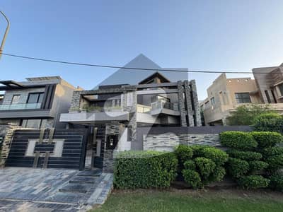 ڈی ایچ اے فیز 8 ڈیفنس (ڈی ایچ اے),لاہور میں 5 کمروں کا 1 کنال مکان 5.5 کروڑ میں برائے فروخت۔