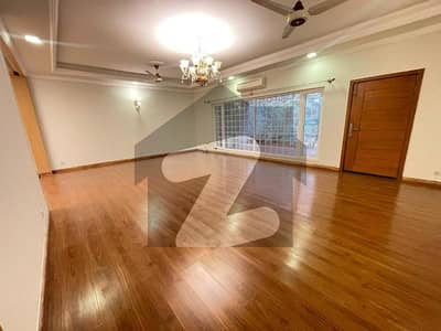 ایف ۔ 7 اسلام آباد میں 8 کمروں کا 2 کنال مکان 10.0 لاکھ میں کرایہ پر دستیاب ہے۔