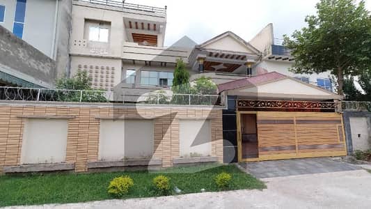 بنی گالہ اسلام آباد میں 5 کمروں کا 15 مرلہ مکان 5.5 کروڑ میں برائے فروخت۔