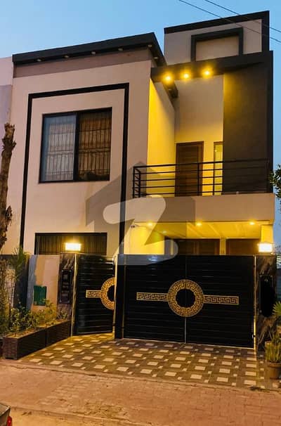 بحریہ ٹاؤن سیکٹر سی بحریہ ٹاؤن,لاہور میں 3 کمروں کا 5 مرلہ مکان 2.1 کروڑ میں برائے فروخت۔