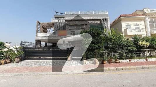 بحریہ ٹاؤن فیز 8 بحریہ ٹاؤن راولپنڈی,راولپنڈی میں 8 کمروں کا 1 کنال مکان 7.5 کروڑ میں برائے فروخت۔