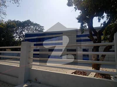 ڈیوس روڈ لاہور میں 5 کمروں کا 4 کنال عمارت 17.5 لاکھ میں کرایہ پر دستیاب ہے۔