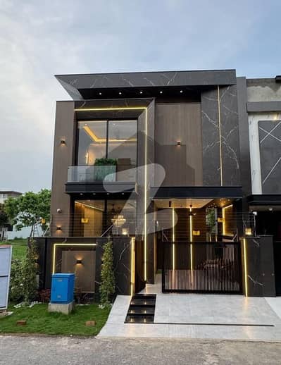 ڈی ایچ اے 9 ٹاؤن ڈیفنس (ڈی ایچ اے),لاہور میں 3 کمروں کا 5 مرلہ مکان 2.4 کروڑ میں برائے فروخت۔