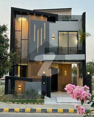 ڈی ایچ اے 9 ٹاؤن ڈیفنس (ڈی ایچ اے),لاہور میں 3 کمروں کا 5 مرلہ مکان 2.35 کروڑ میں برائے فروخت۔