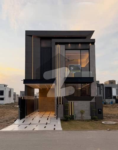 ڈی ایچ اے 9 ٹاؤن ڈیفنس (ڈی ایچ اے),لاہور میں 3 کمروں کا 5 مرلہ مکان 2.35 کروڑ میں برائے فروخت۔