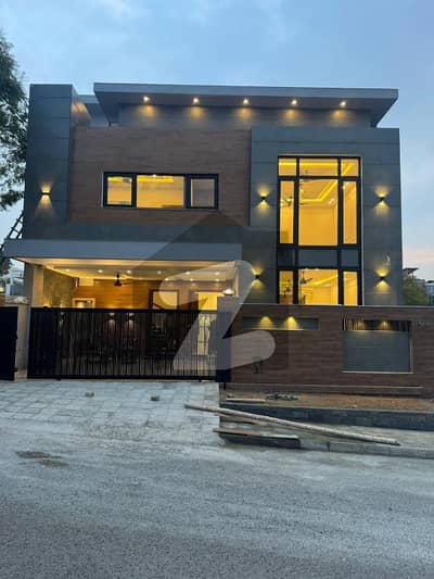 زراج ہاؤسنگ سکیم اسلام آباد میں 5 کمروں کا 10 مرلہ مکان 5.5 کروڑ میں برائے فروخت۔