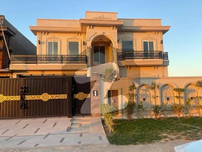 ڈی ایچ اے فیز 1 ۔ سیکٹر ایچ ڈی ایچ اے فیز 1,ڈی ایچ اے ڈیفینس,ملتان میں 5 کمروں کا 1 کنال مکان 4.8 کروڑ میں برائے فروخت۔