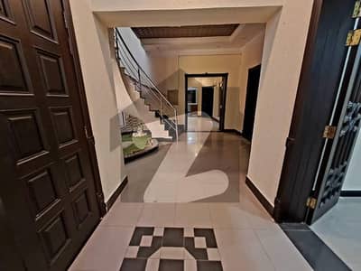 مولانا شوکت علی روڈ لاہور میں 2 کنال مکان 32.0 کروڑ میں برائے فروخت۔