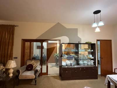 ڈی ایچ اے فیز 4 - بلاک ڈبل سی فیز 4,ڈیفنس (ڈی ایچ اے),لاہور میں 5 کمروں کا 1 کنال مکان 6.8 کروڑ میں برائے فروخت۔