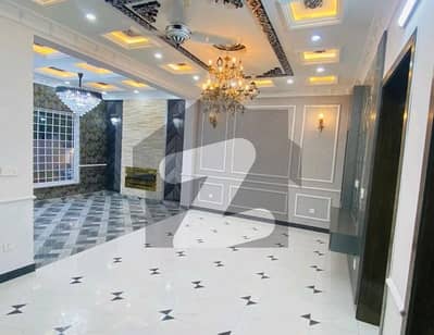 بحریہ ٹاؤن سیکٹر سی بحریہ ٹاؤن,لاہور میں 5 کمروں کا 10 مرلہ مکان 1.3 لاکھ میں کرایہ پر دستیاب ہے۔