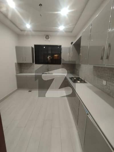 بحریہ ٹاؤن سیکٹر ای بحریہ ٹاؤن,لاہور میں 3 کمروں کا 10 مرلہ بالائی پورشن 58.0 ہزار میں کرایہ پر دستیاب ہے۔