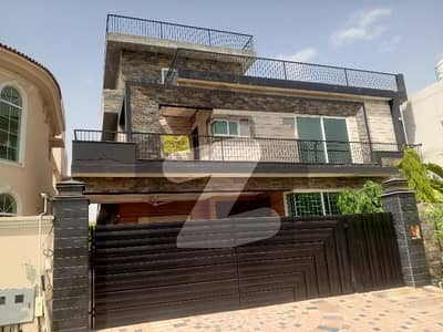 ڈیوائن گارڈنز لاہور میں 7 کمروں کا 14 مرلہ مکان 1.8 لاکھ میں کرایہ پر دستیاب ہے۔