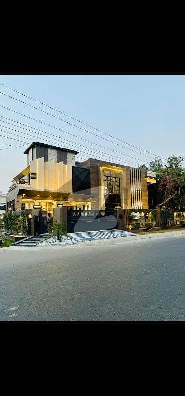 ULTRA-LUXURY 22 MARLA MANSION FOR SALE Prime Location: 100 Feet Wide Road, NFC Phase 1, Lahore Demand: 10 Crore 20 Lac (10.2 Crore) Negotiable NFC Phase 1 ki sab se behtareen aur pur-waqar location par aik azeem-ush-shaan ghar, jo un logo ke liye hai jo comfort aur luxury par compromise nahi karte.  Elite Lifestyle Features: Size: 22 Marla (Corner/Prime Location) Road: Situated on 100 Feet Main