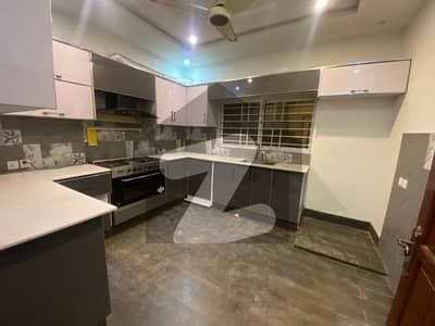 پی ایچ اے ایف آفیسرز ریزڈینسیا کوری روڈ,اسلام آباد میں 5 کمروں کا 14 مرلہ مکان 2.0 لاکھ میں کرایہ پر دستیاب ہے۔