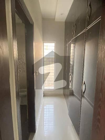 لیک سٹی میڈوز لاہور میں 4 کمروں کا 1 کنال بالائی پورشن 1.0 لاکھ میں کرایہ پر دستیاب ہے۔