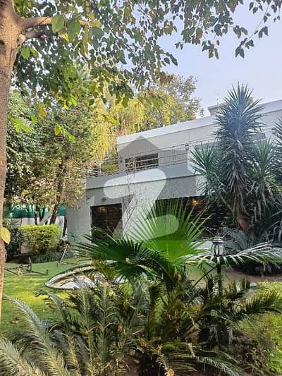 ایف ۔ 10 اسلام آباد میں 5 کمروں کا 1 کنال مکان 8.25 لاکھ میں کرایہ پر دستیاب ہے۔