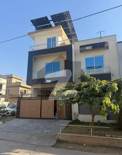 جی ۔ 13 اسلام آباد میں 6 کمروں کا 8 مرلہ مکان 6.15 کروڑ میں برائے فروخت۔