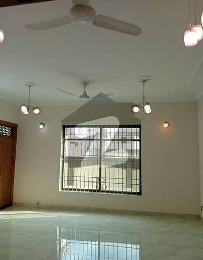 جی ۔ 13 اسلام آباد میں 5 کمروں کا 8 مرلہ مکان 5.75 کروڑ میں برائے فروخت۔