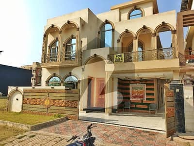 بحریہ ٹاؤن فیز 8 ۔ بلاک بی بحریہ ٹاؤن فیز 8,بحریہ ٹاؤن راولپنڈی,راولپنڈی میں 5 کمروں کا 10 مرلہ مکان 3.9 کروڑ میں برائے فروخت۔