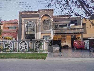 واپڈا ٹاؤن لاہور میں 6 کمروں کا 1 کنال مکان 8.2 کروڑ میں برائے فروخت۔