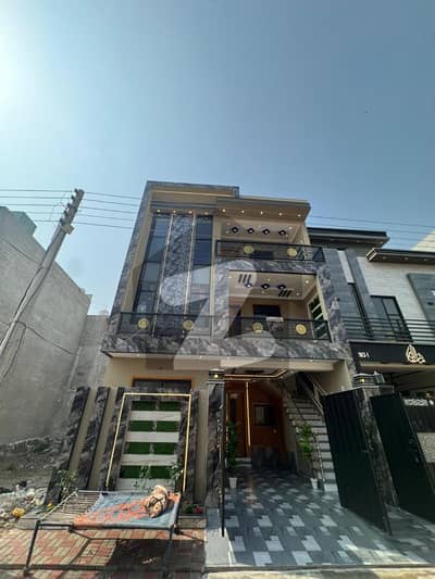 الرحمان گارڈن فیز 2 الرحمان گارڈن,لاہور میں 6 کمروں کا 5 مرلہ مکان 2.38 کروڑ میں برائے فروخت۔