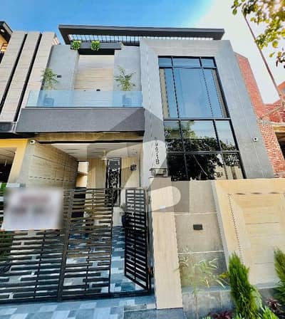 ڈی ایچ اے 9 ٹاؤن ۔ بلاک بی ڈی ایچ اے 9 ٹاؤن,ڈیفنس (ڈی ایچ اے),لاہور میں 3 کمروں کا 5 مرلہ مکان 3.25 کروڑ میں برائے فروخت۔