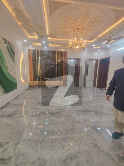 میڈیا ٹاؤن ۔ بلاک بی میڈیا ٹاؤن,راولپنڈی میں 6 کمروں کا 12 مرلہ مکان 7.0 کروڑ میں برائے فروخت۔