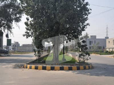 چنار باغ لاہور میں 1 کنال رہائشی پلاٹ 1.1 کروڑ میں برائے فروخت۔