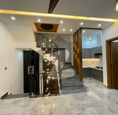 ڈی ایچ اے 9 ٹاؤن ڈیفنس (ڈی ایچ اے),لاہور میں 4 کمروں کا 5 مرلہ مکان 2.7 کروڑ میں برائے فروخت۔