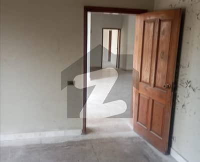 گلبرگ لاہور میں 5 کمروں کا 1 کنال مکان 8.5 لاکھ میں کرایہ پر دستیاب ہے۔