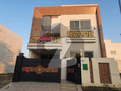 بحریہ آرچرڈ لاہور میں 3 کمروں کا 5 مرلہ مکان 1.35 کروڑ میں برائے فروخت۔