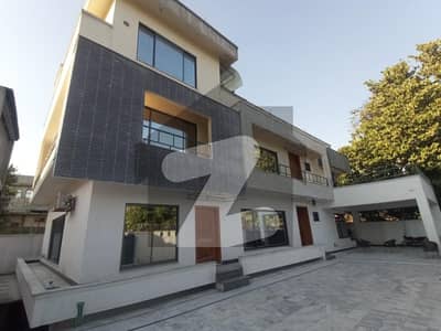 ایف ۔ 7 اسلام آباد میں 11 کمروں کا 1 کنال مکان 13.0 لاکھ میں کرایہ پر دستیاب ہے۔