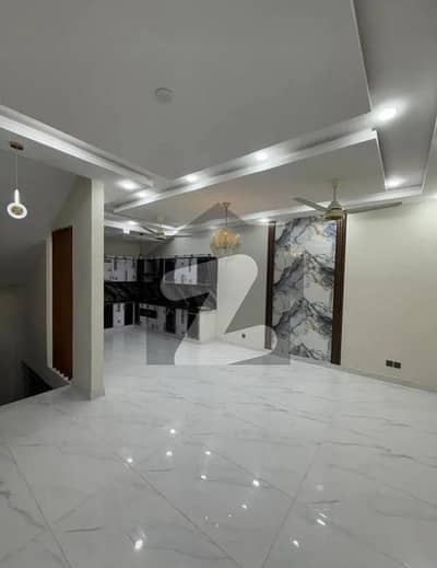 ڈی ایچ اے فیز 7 ایکسٹینشن ڈی ایچ اے ڈیفینس,کراچی میں 4 کمروں کا 4 مرلہ مکان 4.3 کروڑ میں برائے فروخت۔