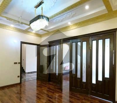 علامہ اقبال ٹاؤن لاہور میں 5 کمروں کا 10 مرلہ مکان 6.5 کروڑ میں برائے فروخت۔