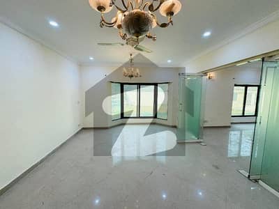 ایف ۔ 8 اسلام آباد میں 5 کمروں کا 2 کنال مکان 7.5 لاکھ میں کرایہ پر دستیاب ہے۔